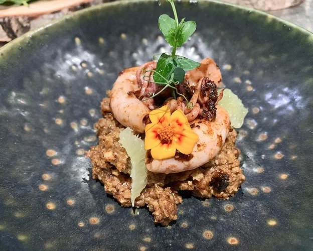 Assiette du restaurant Yuta contenant du pouple