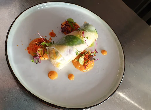 Assiette du restaurant Yuta représentant un roulé dans une feuille de brique