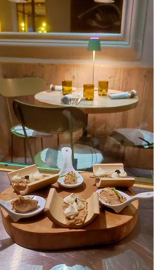 Photo de l'intérieur du restaurant Yuta où on trouve un plateau de bouchées cocktails sur une table