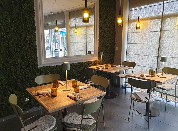 Photo de l'intérieur du restaurant Yuta où sont représentées trois tables dressées