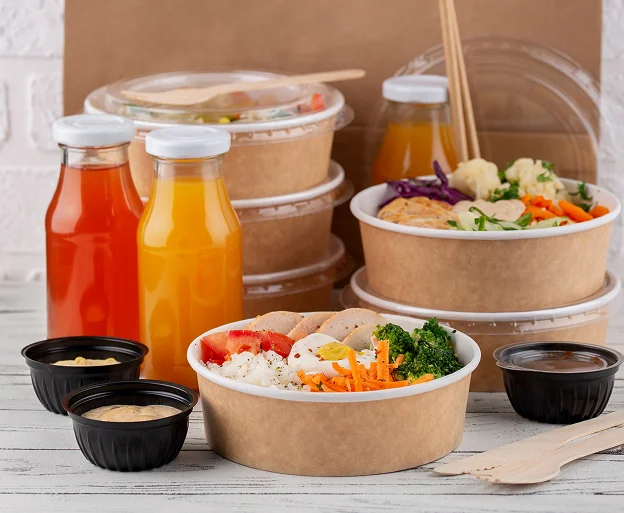 photo des plateaux repas avec box et jus proposés par le restaurant traiteur Yuta
