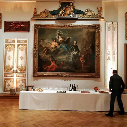 table de buffet dressée avec bouchées salées et bouteilles de vin