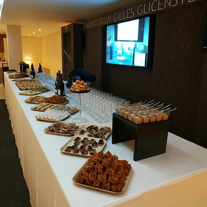 table de buffet dressée avec bouchées salées et orchidée