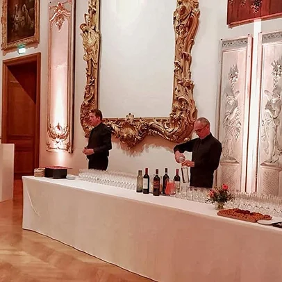table de buffet dressée avec bouchées salées et bouteilles de vin