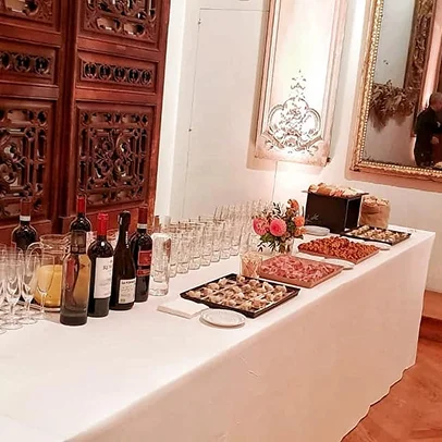 plateau dressé avec des pièces salées et sucrées pour un événement